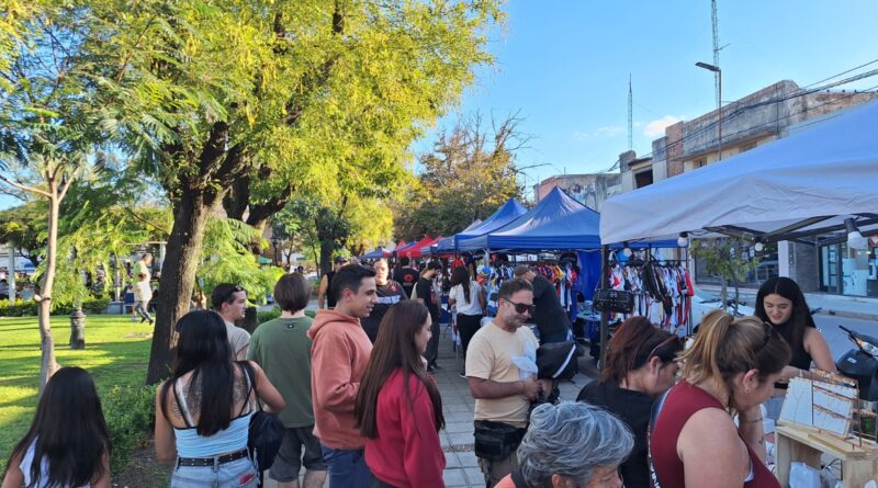 Se disfrutó de un nuevo Domingo de Feria en la Plaza San Martín en la ciudad de Rojas