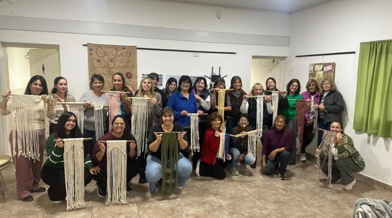 En Rojas: Se realizó un seminario de macramé en el Centro Cultural Santa Rita