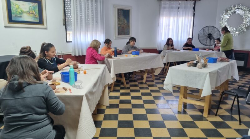 Avanzan los talleres municipales de cerámica en la ciudad de Rojas